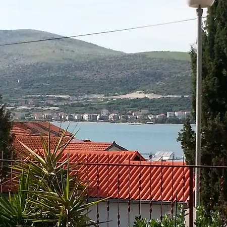 Apartment Lucky Star - 2 Bedroom, Sea View, Gated Yard, Free Parking, Bbq Trogir Exterior photo