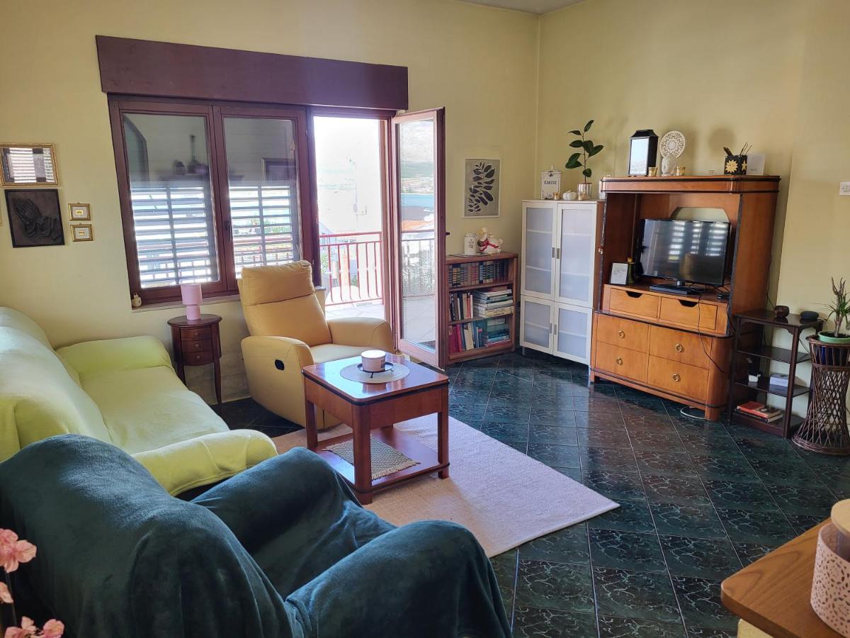 Apartment Lucky Star - 2 Bedroom, Sea View, Gated Yard, Free Parking, Bbq Trogir
