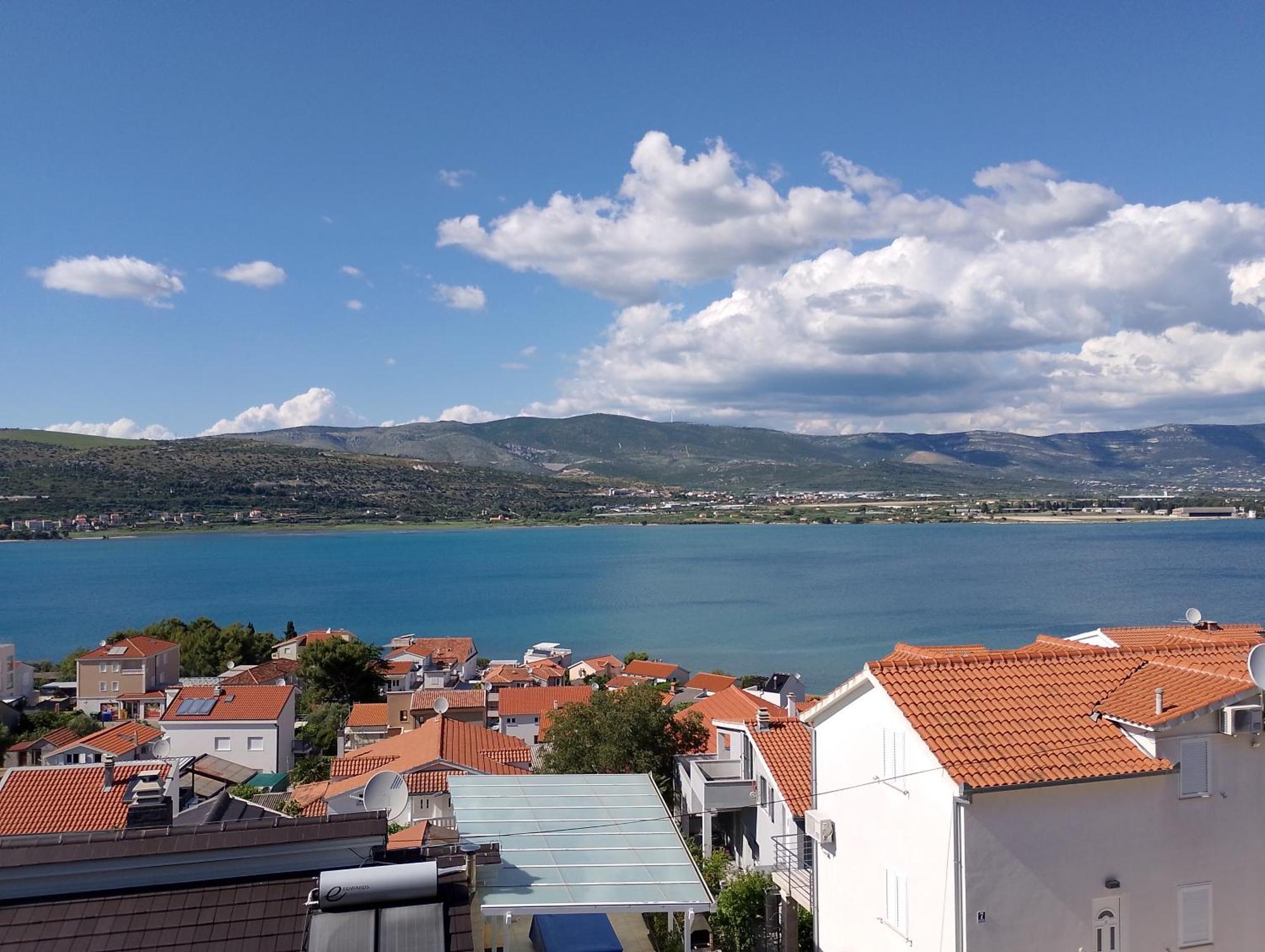 Lucky Star - 2 Bedroom, Sea View, Gated Yard, Free Parking, Bbq Trogir